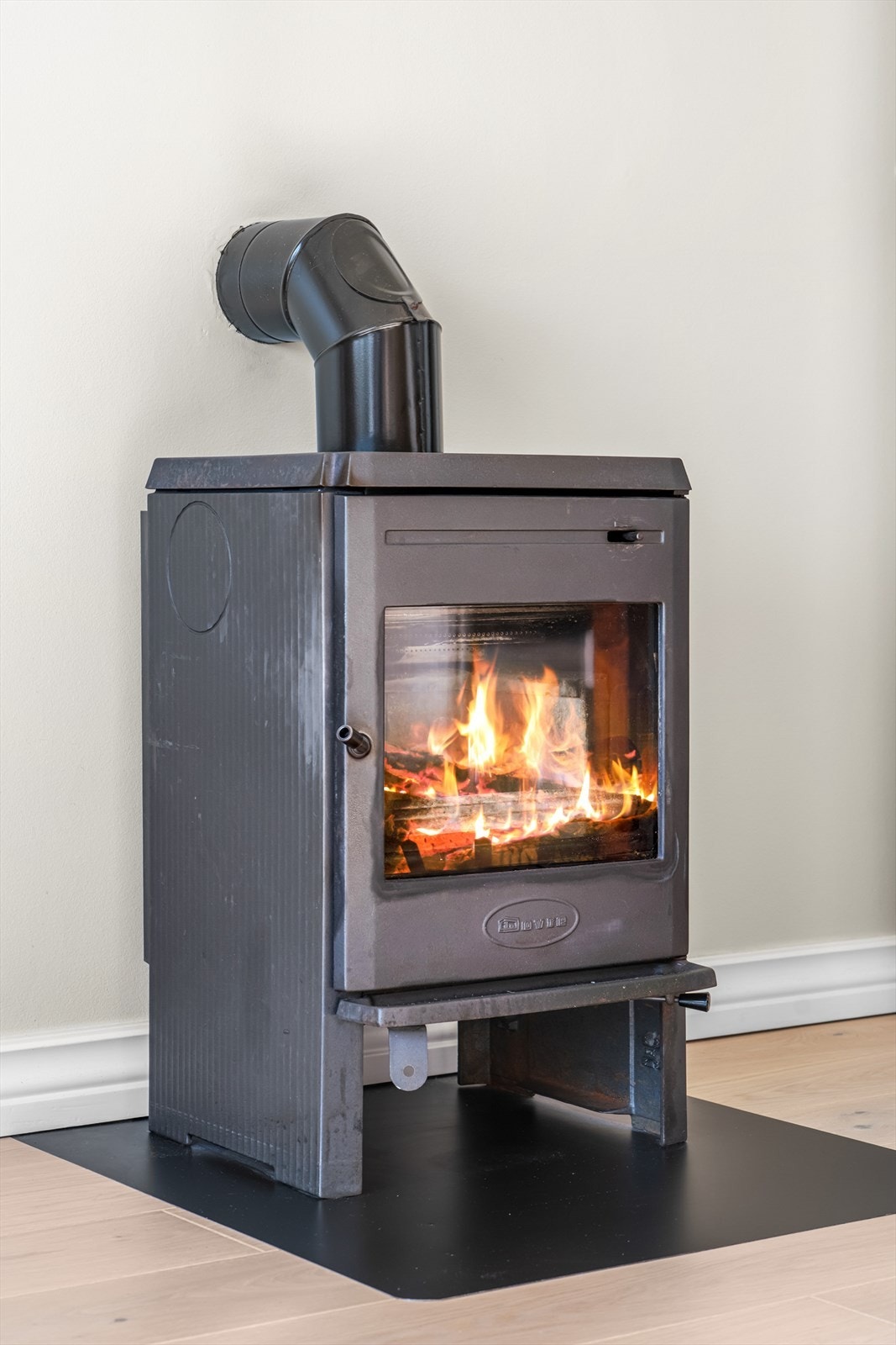 En frittstående peisovn sørger for ekstra varme og en hyggelig atmosfære. Galleribilde