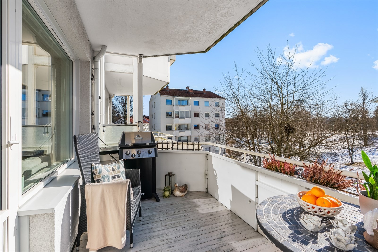 Fra stuen er det utgang til en sydvendt balkong på ca. 6 m². Galleribilde