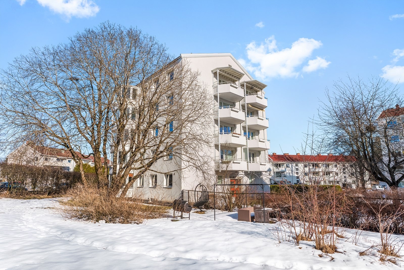 Borettslagets fellesområder er pent opparbeidet med asfalterte internveier, store grøntområder, diverse beplantning, sittebenker og lekeapparater. Galleribilde