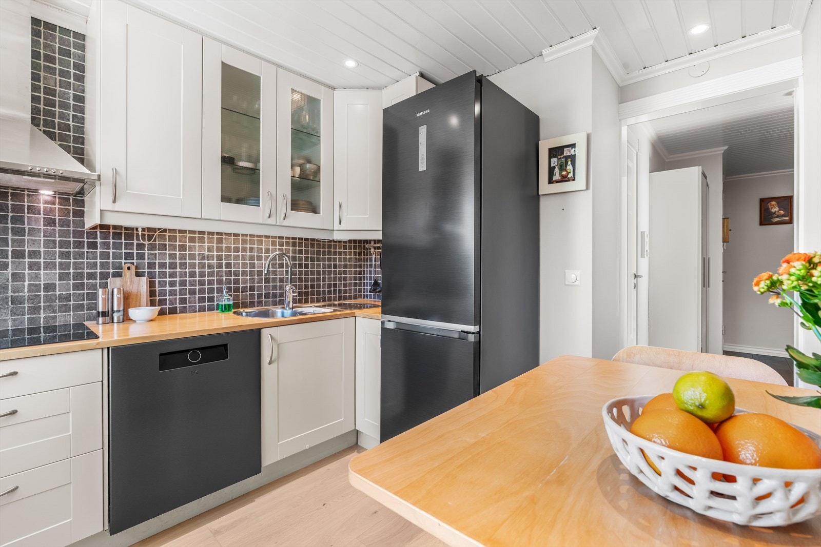 Benkeplaten er utstyrt med kjøkkenkran og oppvaskkum. Galleribilde