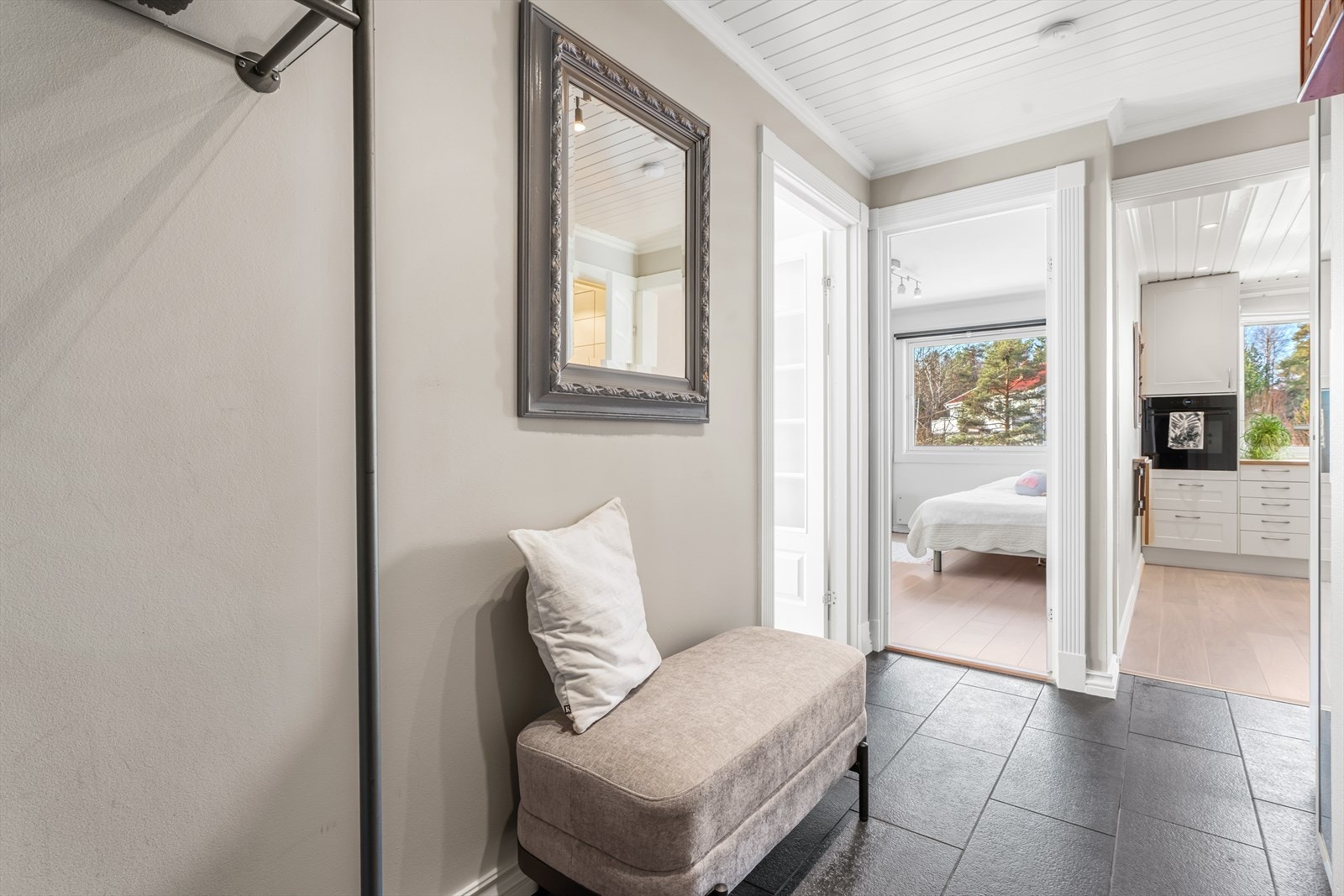 Leiligheten disponerer to kjellerboder på til sammen ca. 5 m² og én loftsbod med gulvareal på ca. 7,5 m² (ikke måleverdig areal). Galleribilde