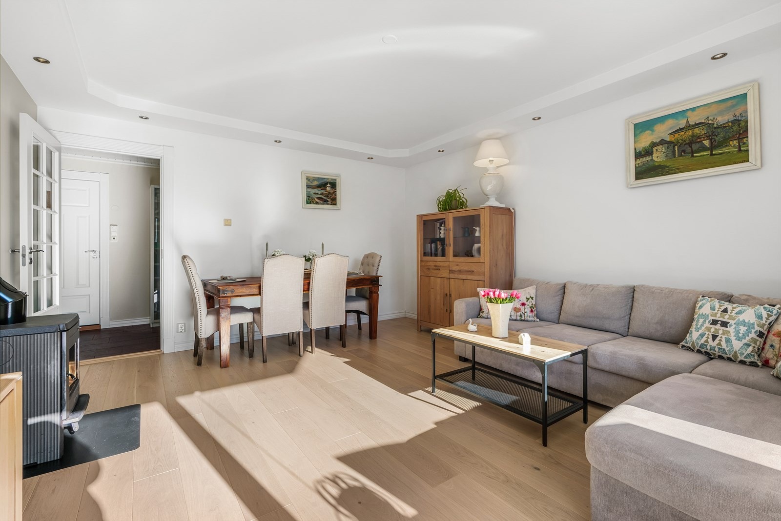 Oppholdsrommets utforming gir gode muligheter for naturlig soneinndeling med ønsket møblering. Galleribilde