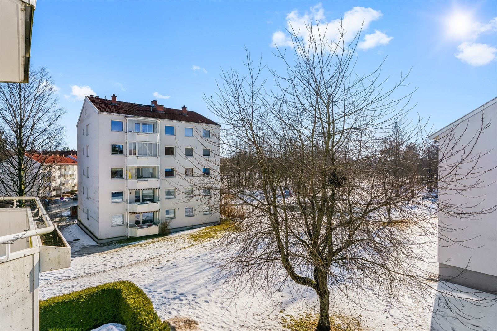 Utsikt fra balkongen mot borettslagets grønne fellesarealer. Galleribilde