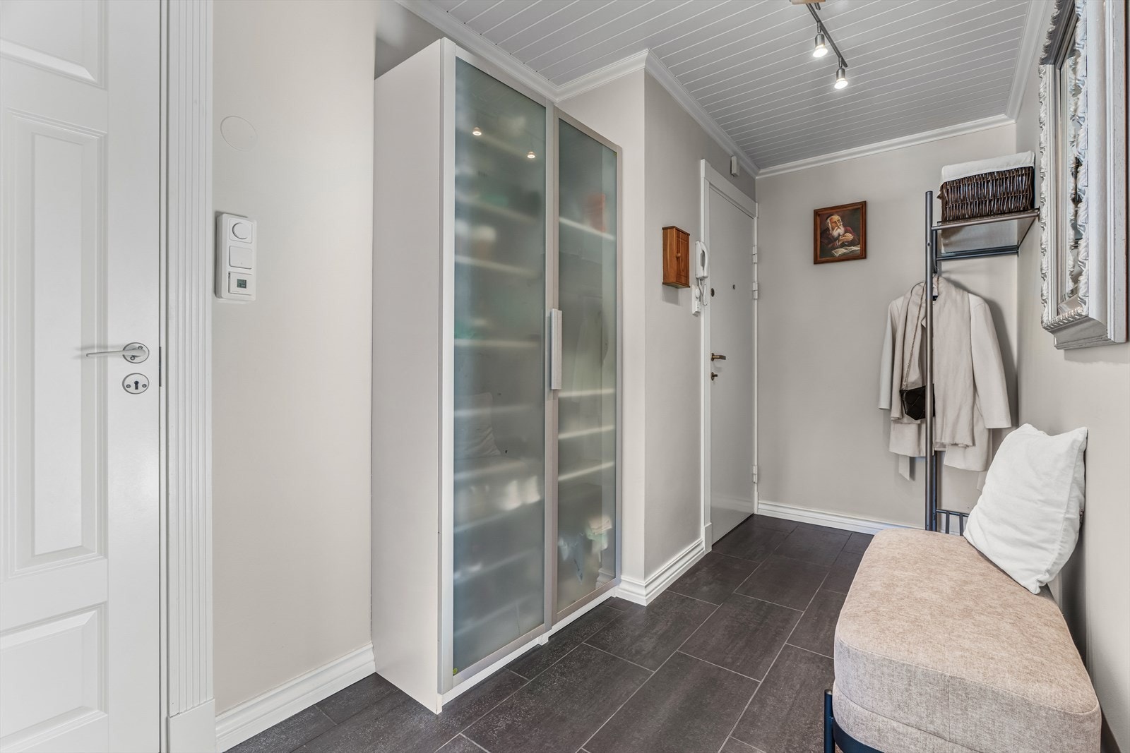 Entréen har et praktisk garderobeskap som gir god lagringsplass. Galleribilde