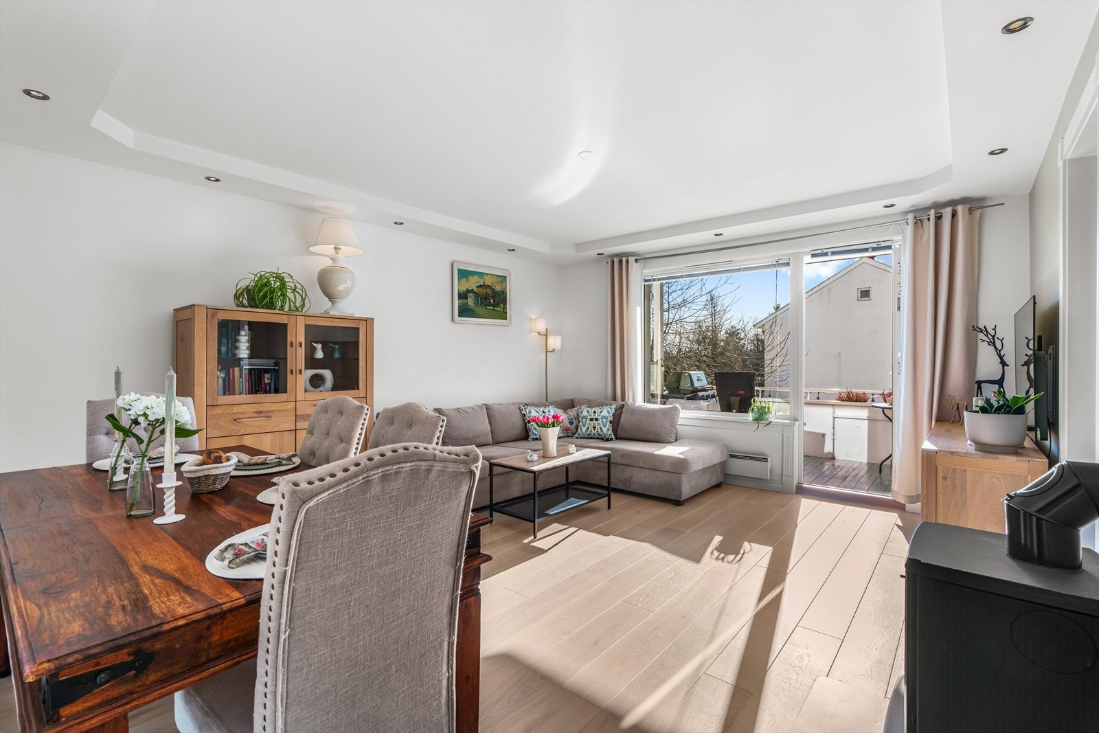 Innfelt downlights i himlingen bidrar til en lun og stemningsfull atmosfære, spesielt på kveldstid. Galleribilde