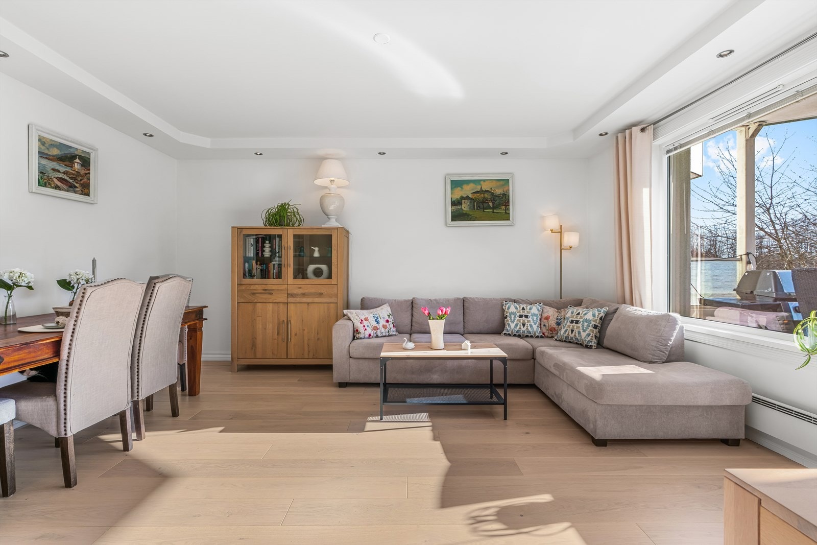 Stuen er et lyst og romslig samlingspunkt med god plass til både spise- og sofagruppe. Galleribilde