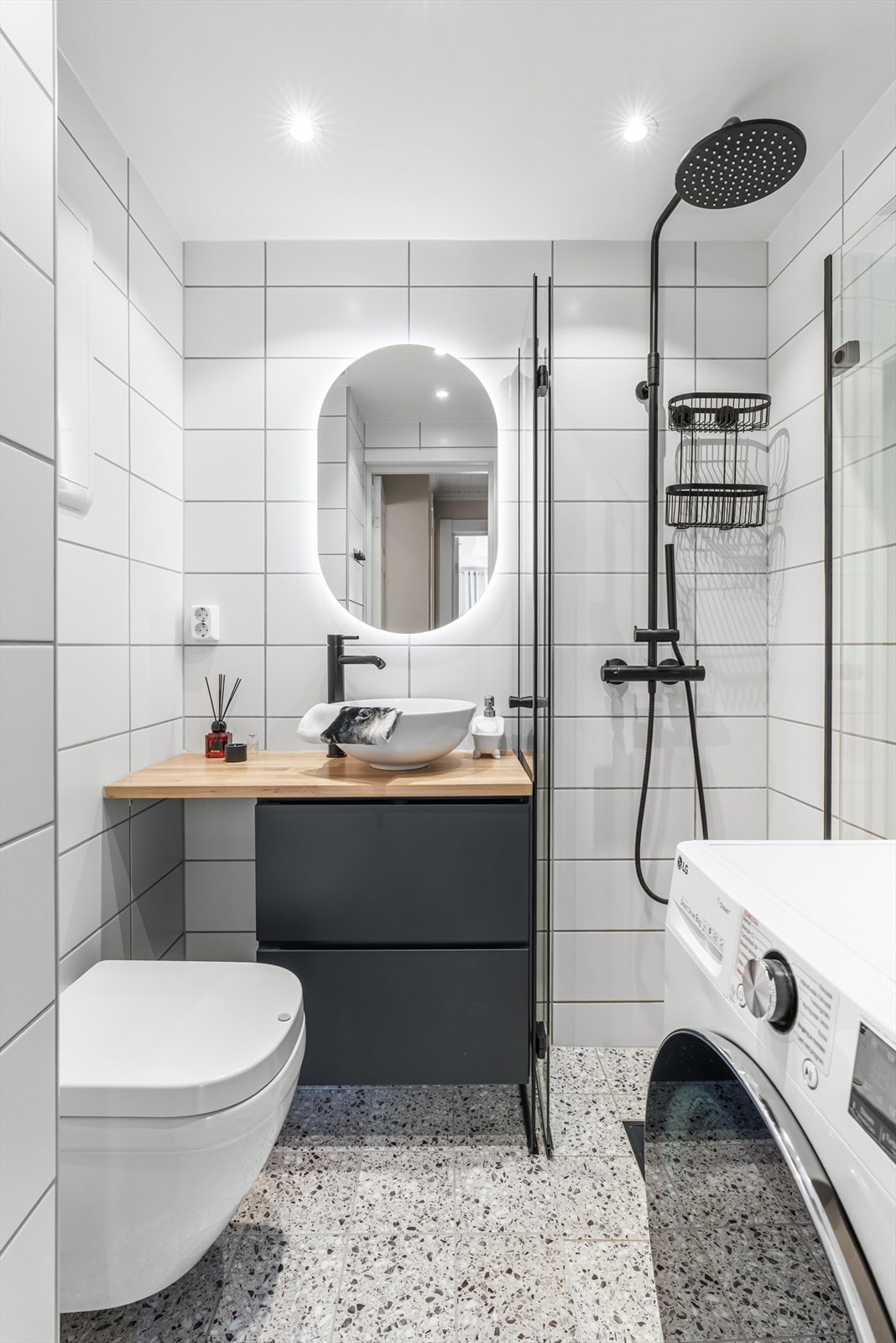 Baderommet ble totalrenovert i 2024. Innredet med vegghengt toalett, regndusj og en pen servantinnredning med heltre benkeplate og toppmontert servantbolle. Galleribilde