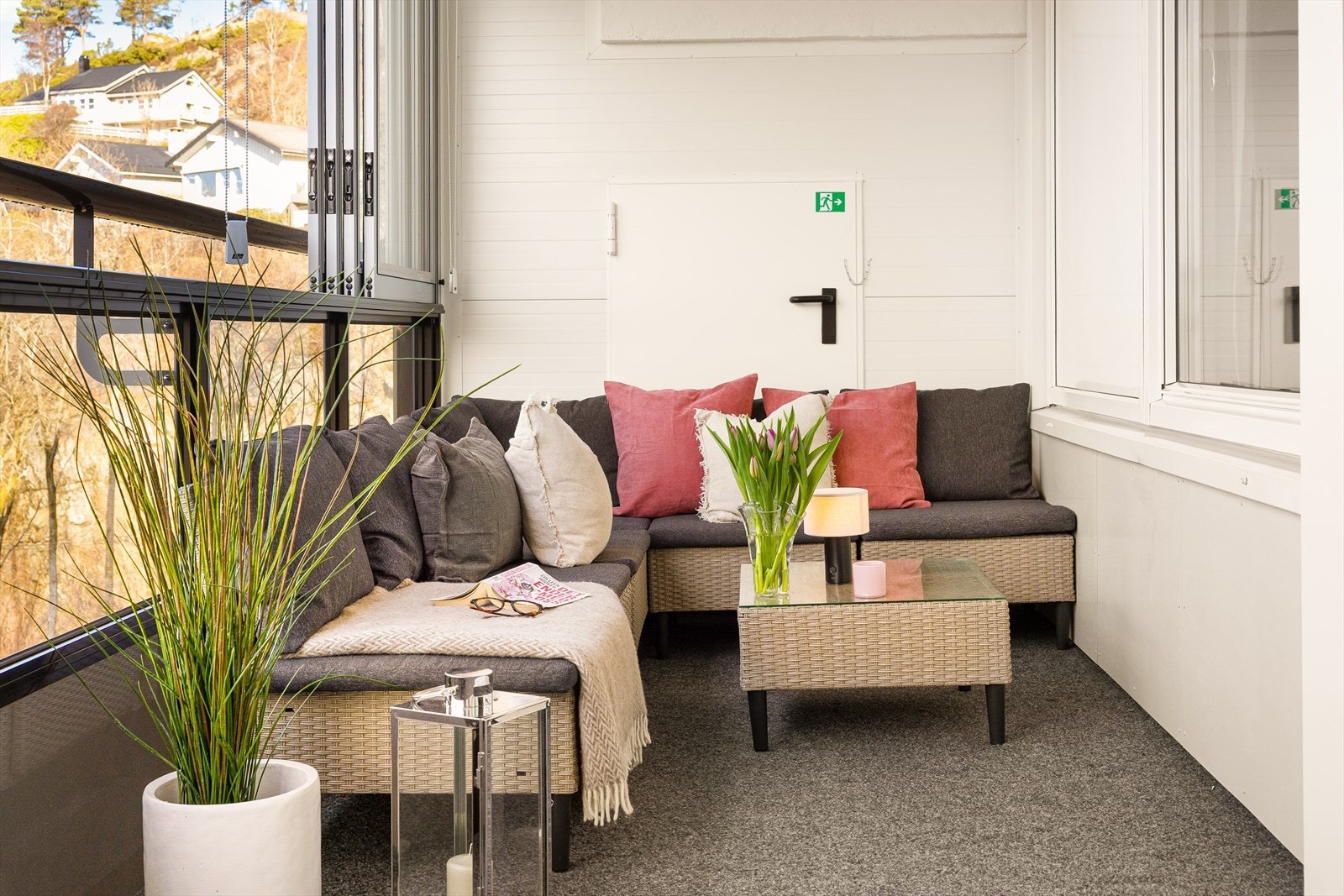 - I 2025 ble balkongen innglasset i regi av borettslaget - Galleribilde