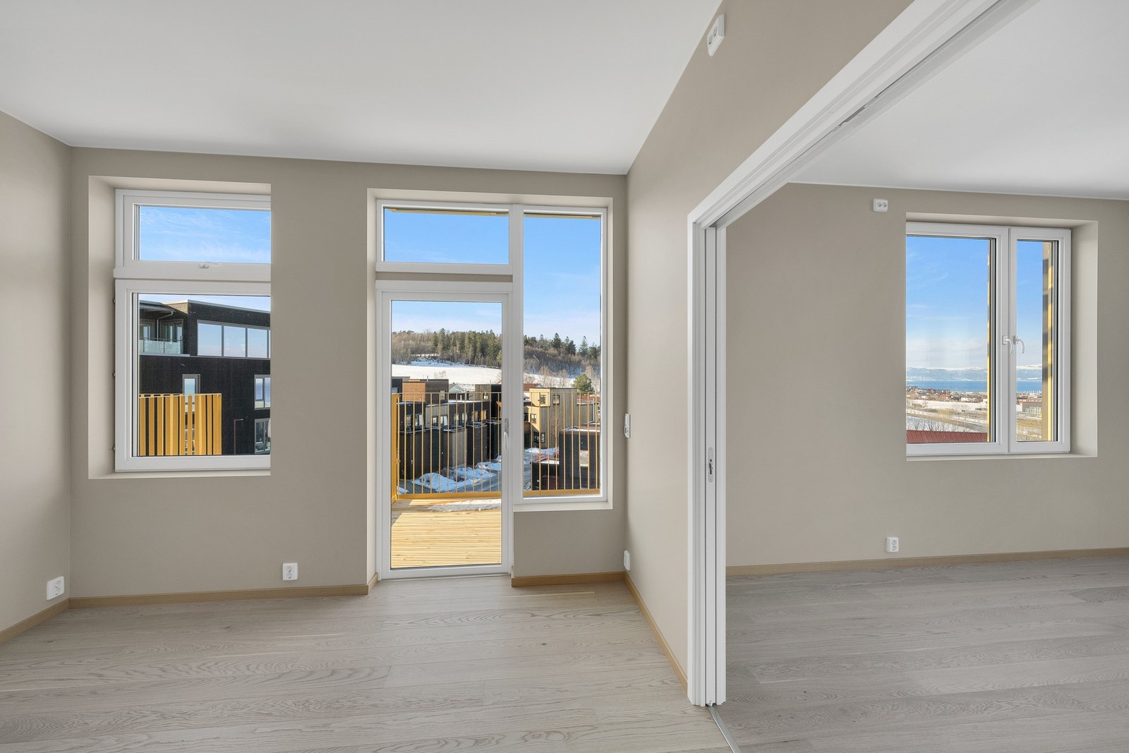 Utgang til boligen en av tre uteplasser Galleribilde