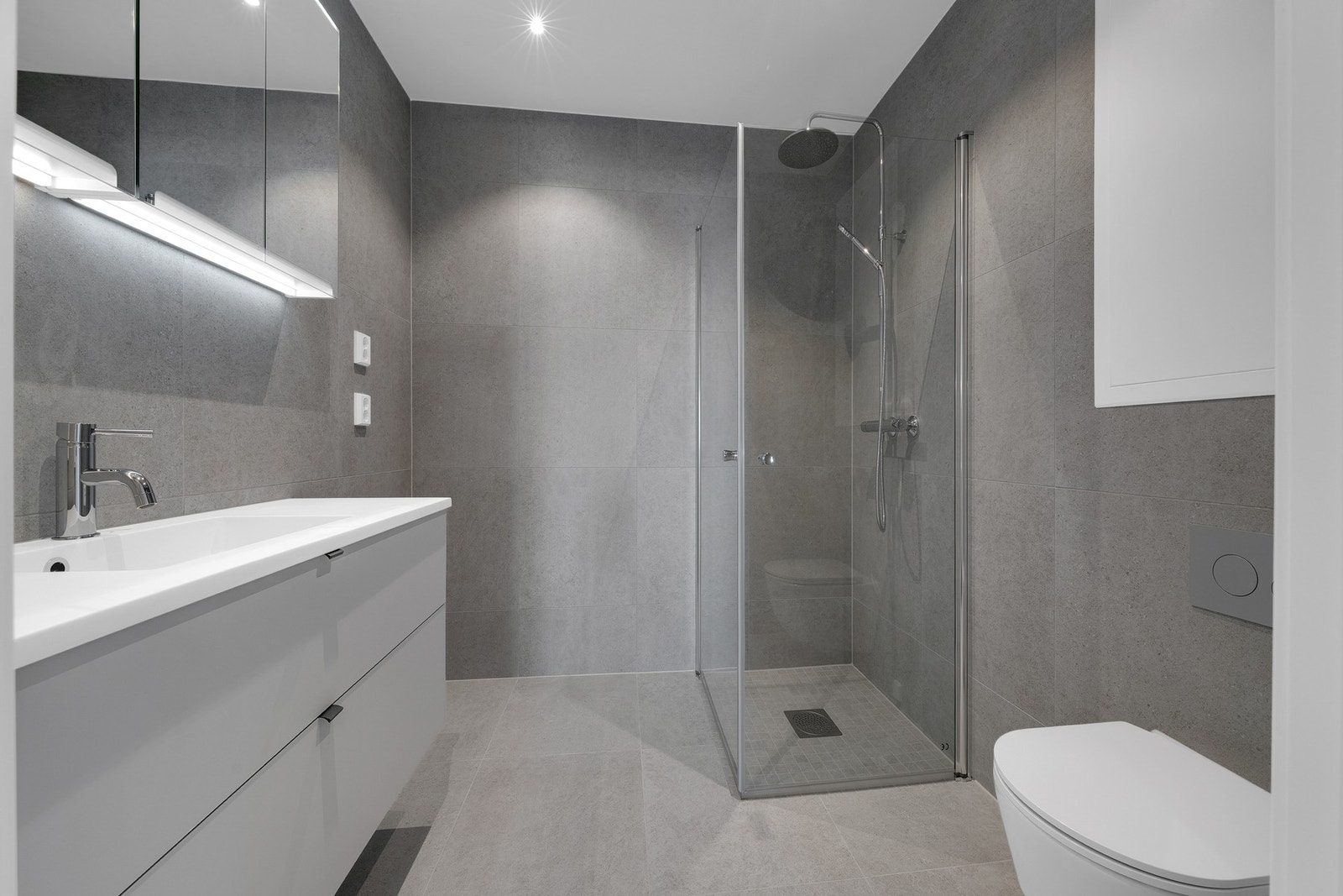 To flotte bad - hvor hovedbadet er delikat flislagt i moderne gråtoner og har varme i gulvet Galleribilde