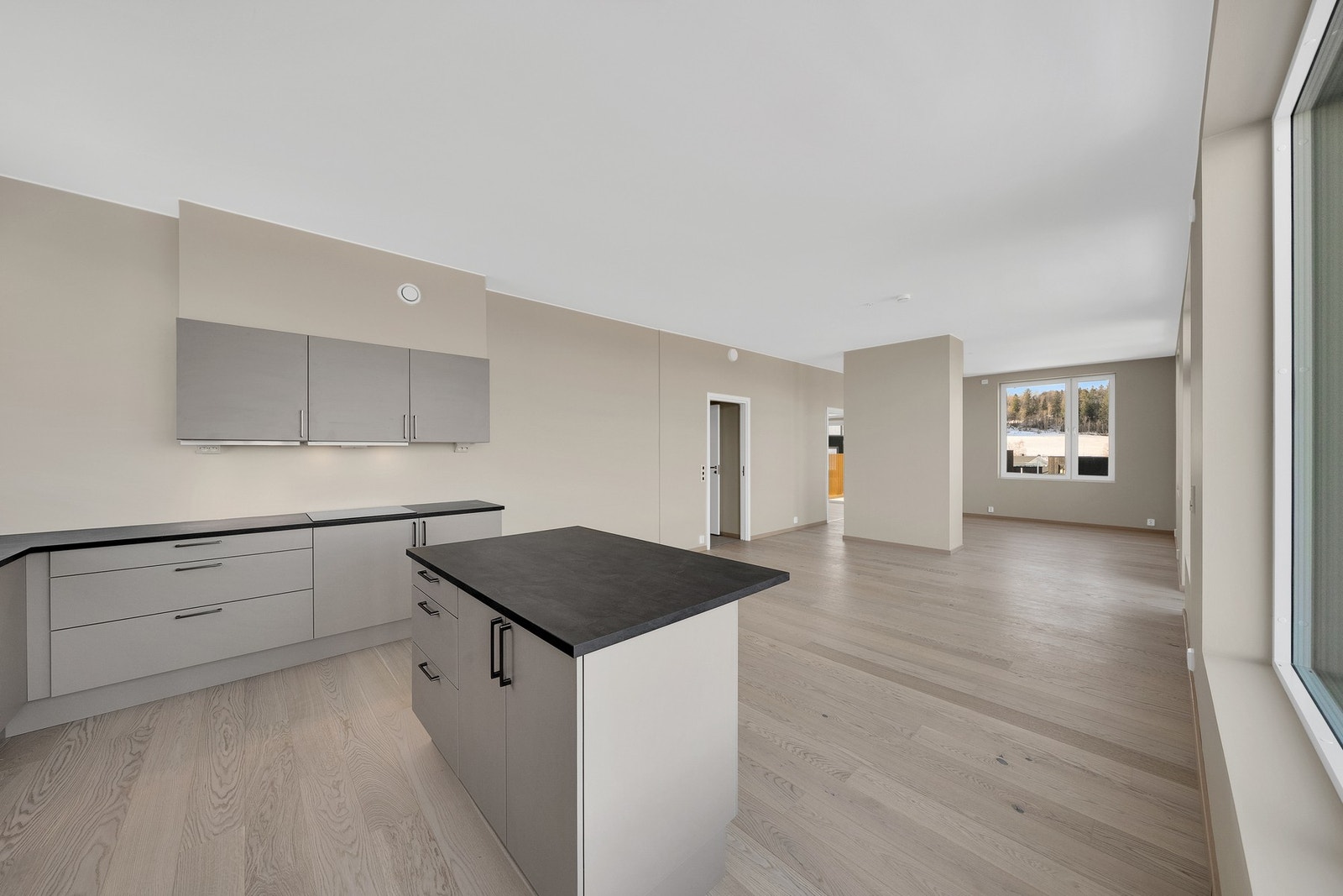 Kjøkkenet er levert fra HTH, med integrerte hvitevarer fra Siemens Galleribilde