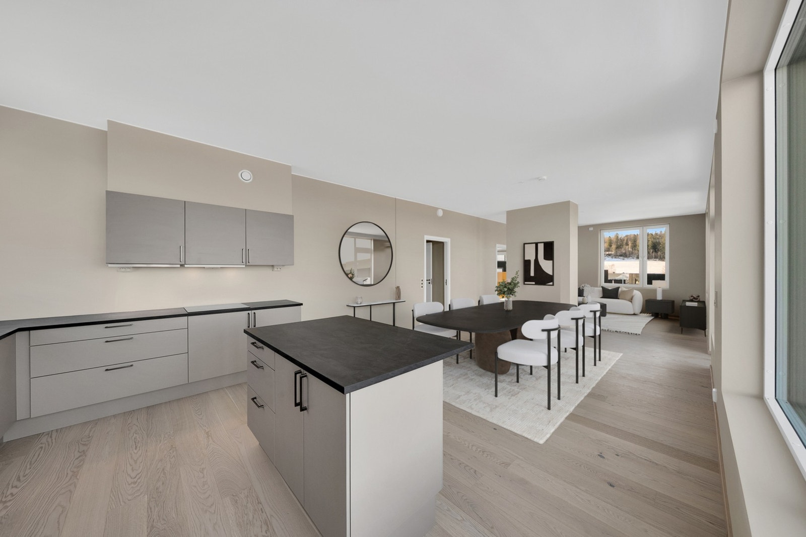 Oppholdsrommet har en nydelig, gjennomgående løsning som gir en åpen og behagelig flyt mellom stue og kjøkken. Galleribilde