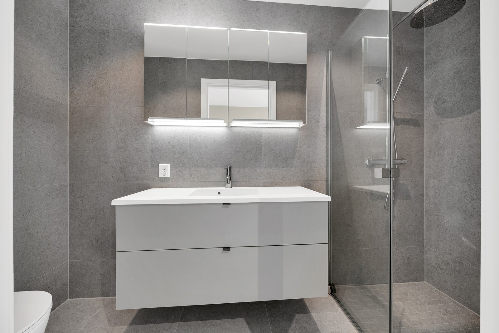 Gjestebadet, med inngang fra badet. Galleribilde