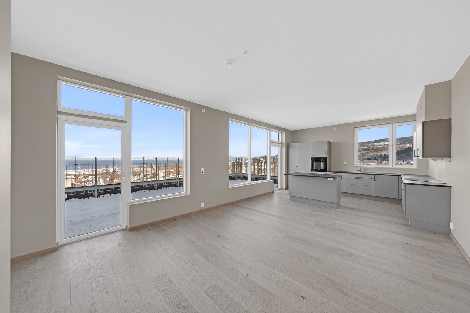 Lys og luftig stue-/kjøkkenløsning Galleribilde