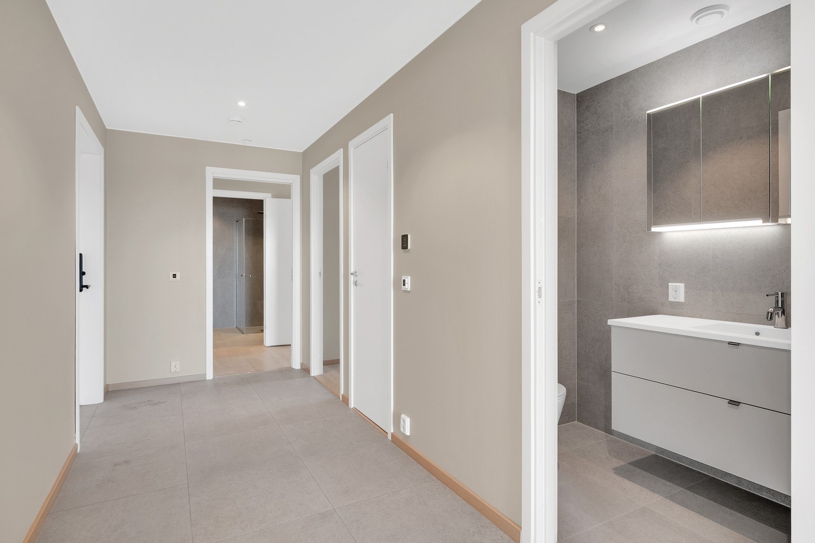 erede i den romslige, flislagte gangen får du et godt førsteinntrykk, med elegant design og svært gode oppbevaringsløsninger som holder hjemmet ryddig og funksjonelt. Galleribilde