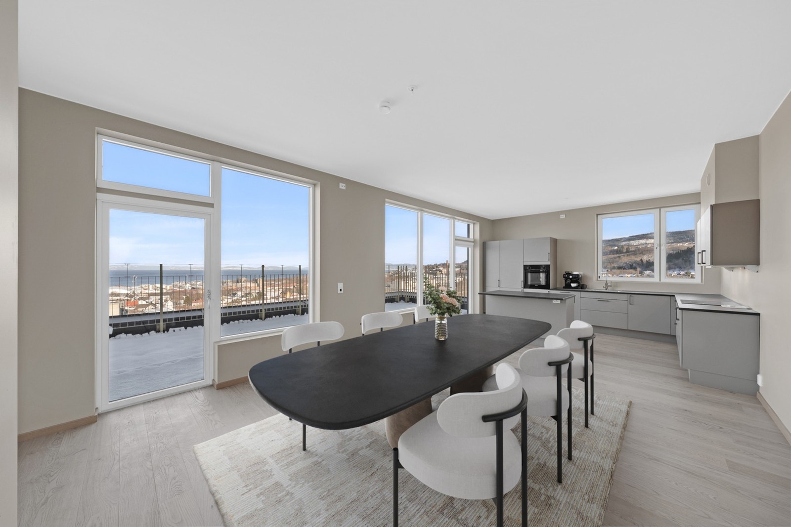 Velkommen til Karen Aunes veg 1A, en fantastisk 4-roms toppleilighet med ettertraktet, uskjermet endebeliggenhet - perfekt for deg som ønsker både ekstra lys, luft og privatliv. Galleribilde