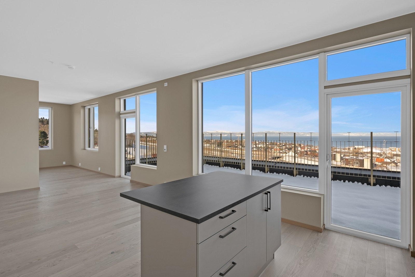 UTSIKT - UTSIKT - UTSIKT Galleribilde