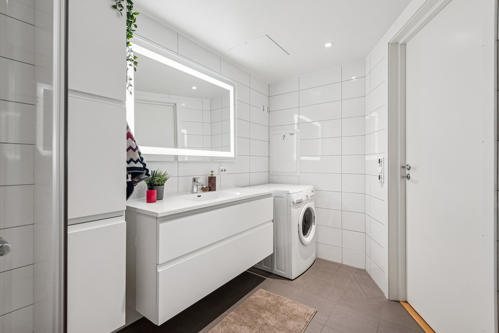 Det er opplegg for vaskemaskin på badet. Galleribilde