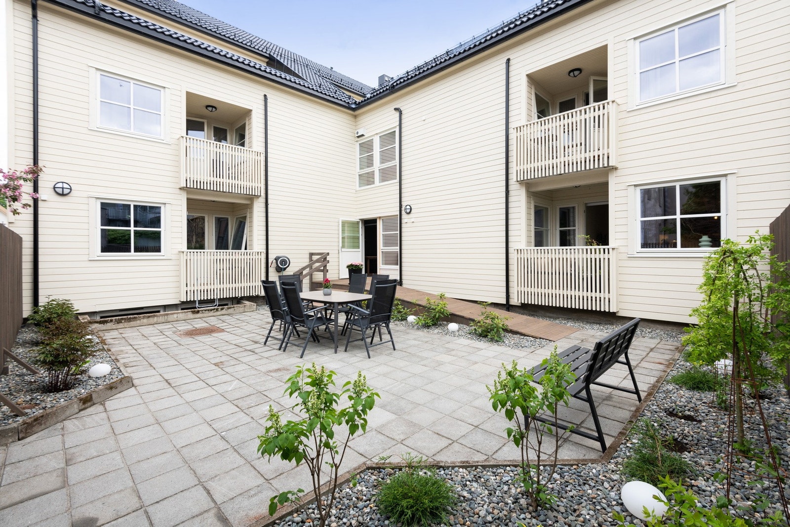 Romslig og veletablert bakgård med tilgang fra fellesrommet. Galleribilde