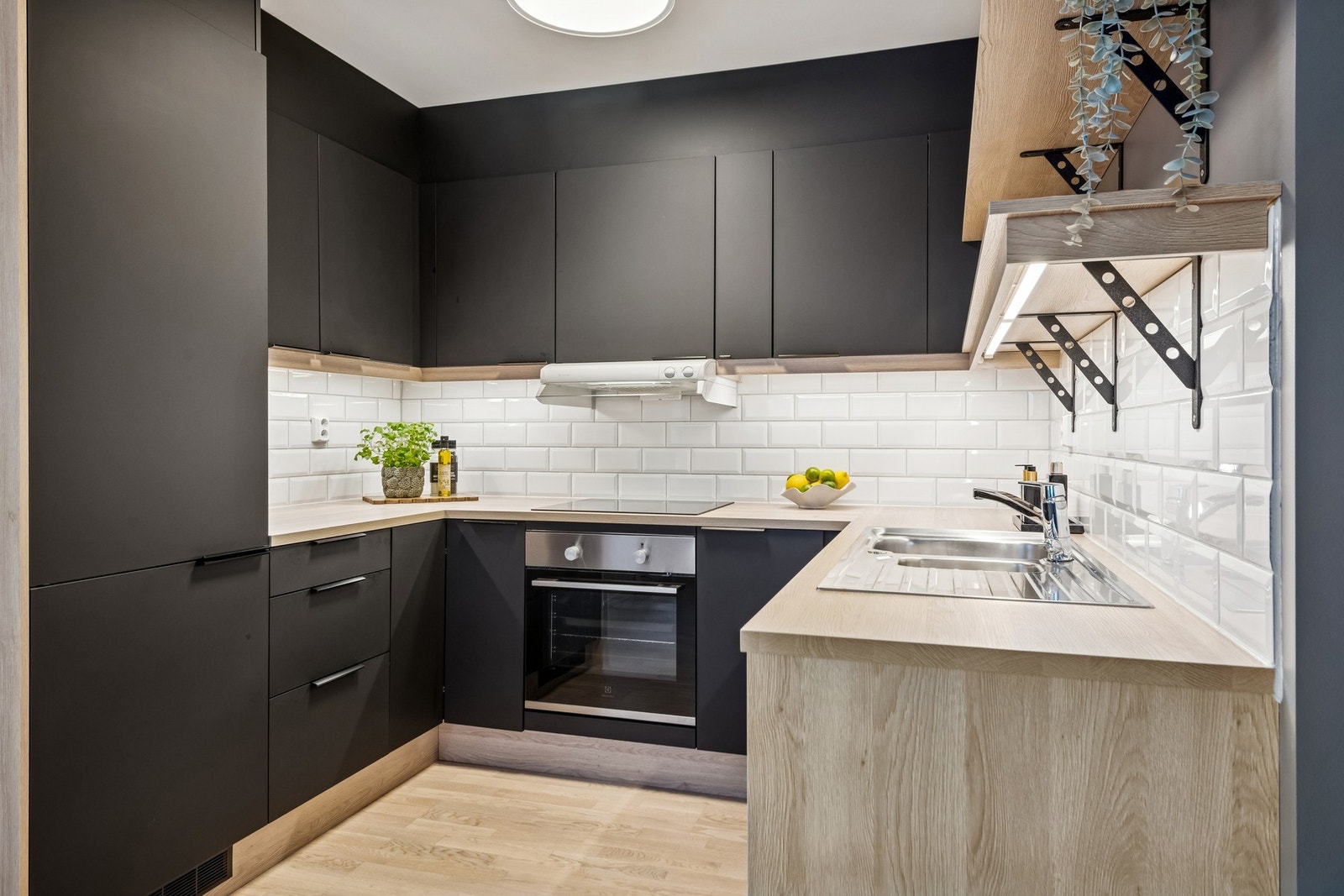 Moderne kjøkken med god skap og benkeplass. Integrerte hvitevarer på kjøkken som medfølger handelen. Galleribilde