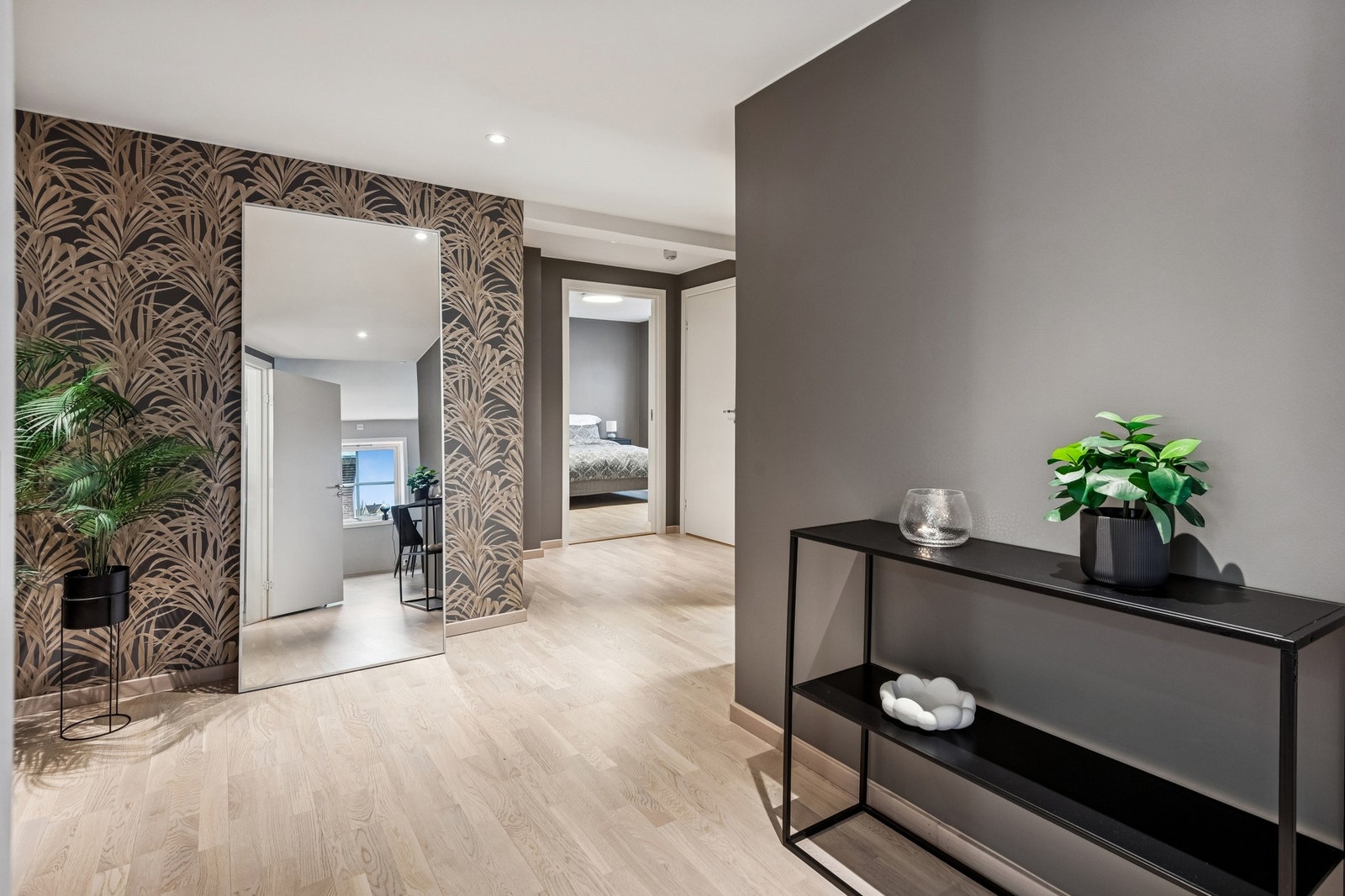 Romslig gang med god plass til oppbevaringsmøbel. Galleribilde