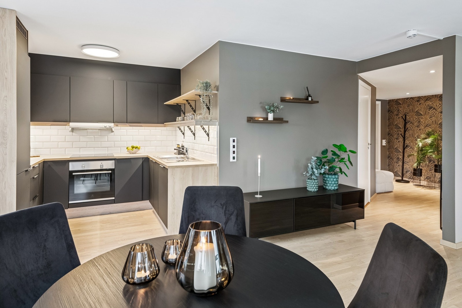 Åpen løsning mellom kjøkken og stue som gir en god romfølelse. Galleribilde