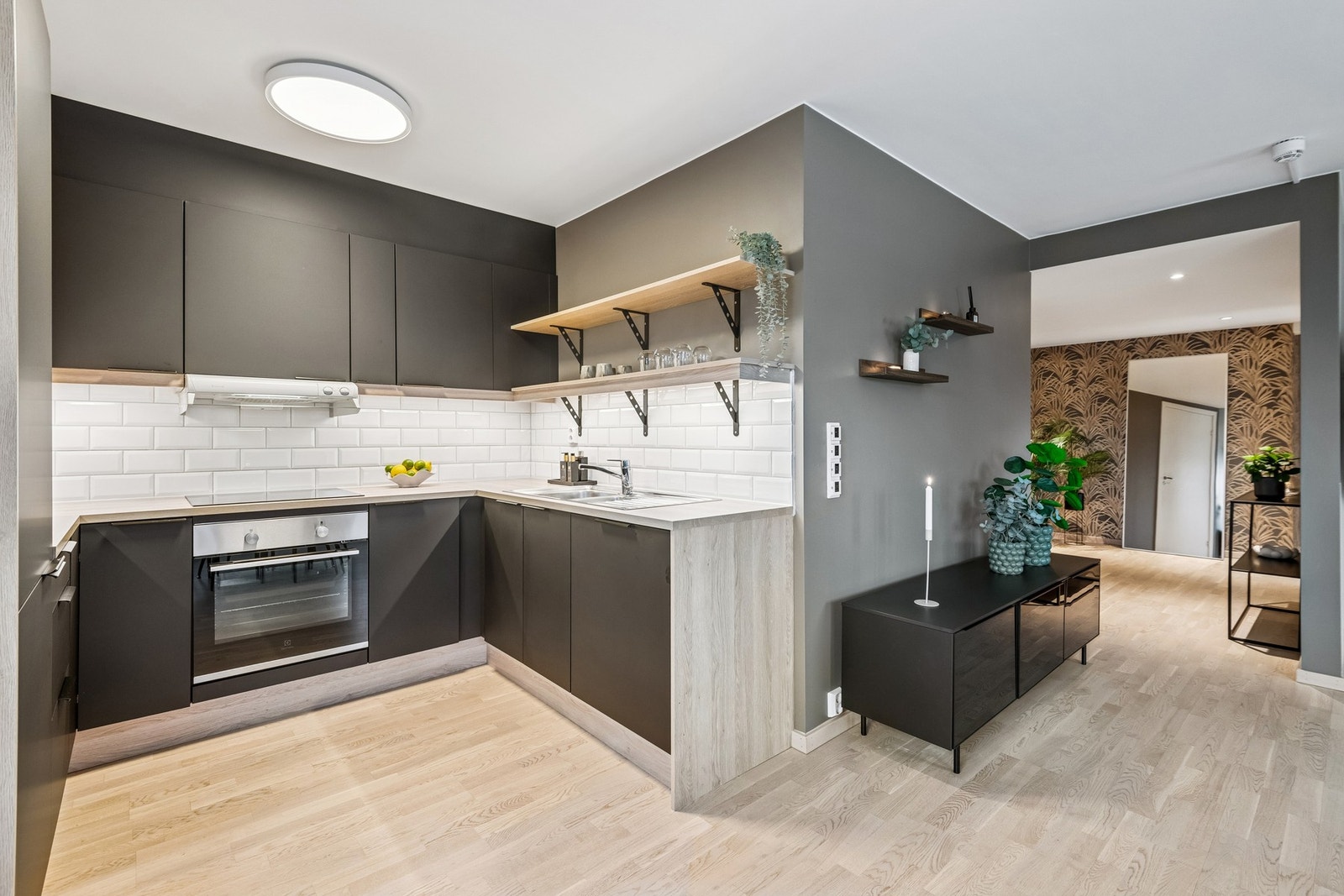 Det er varmekabler i gulvet på stue, kjøkken, bad og gang. Galleribilde