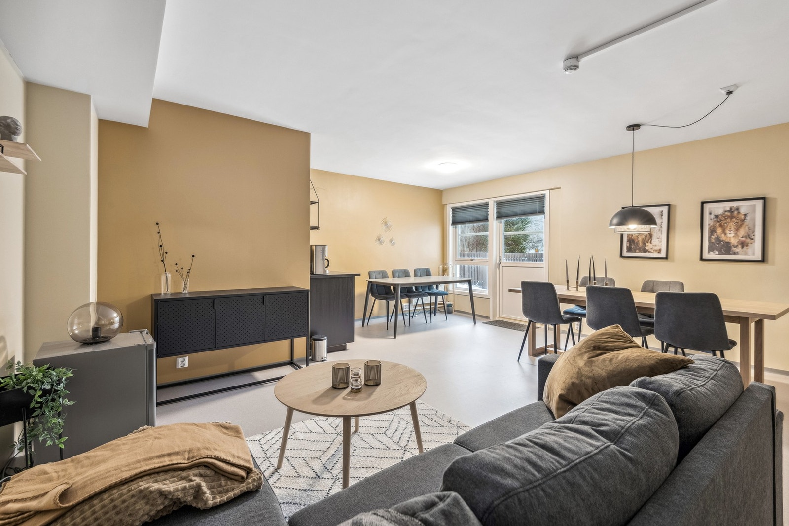 Romslig felles oppholdsrom for alle beboerne i borettslaget. Kan benyttes dersom man trenger litt ekstra plass. Galleribilde