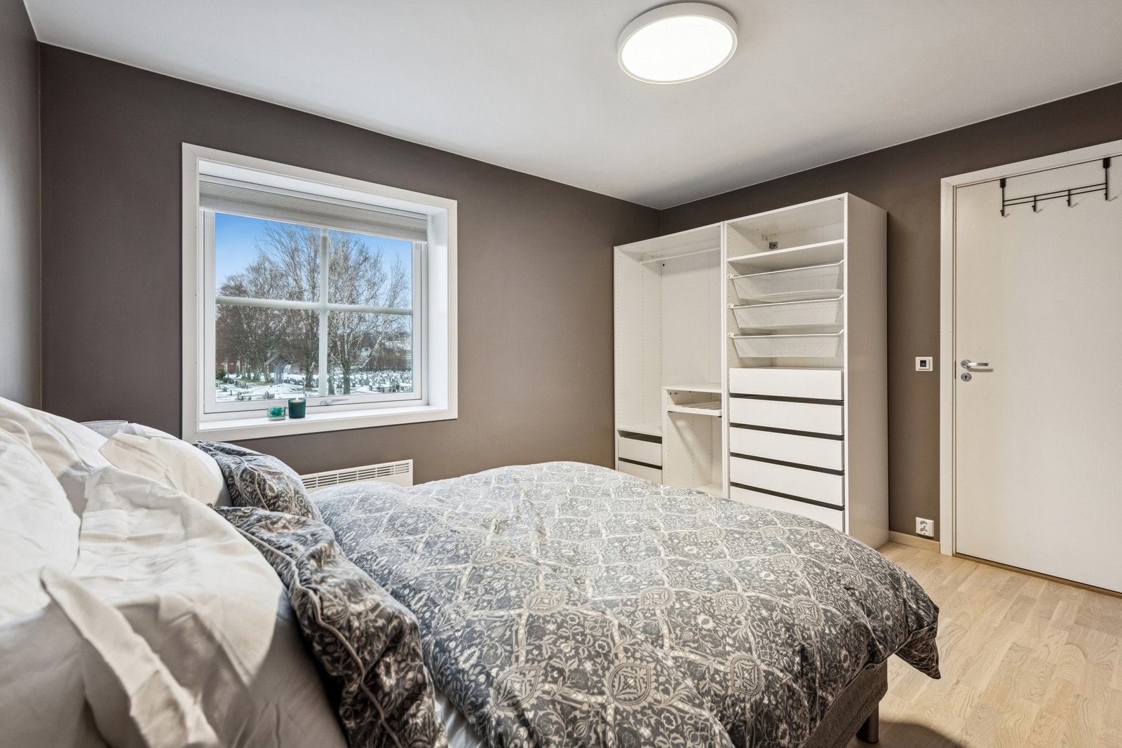 Praktisk garderobeløsning på soverommet. Galleribilde