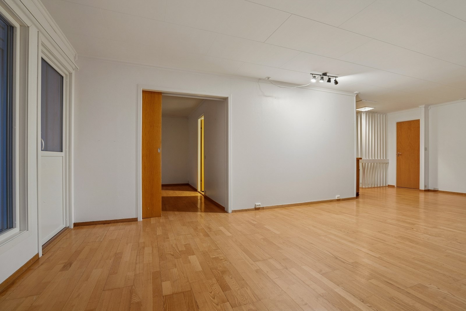 Her er det god plass til både sofagruppe og andre møbler som skaper en komfortabel og sosial sone Galleribilde