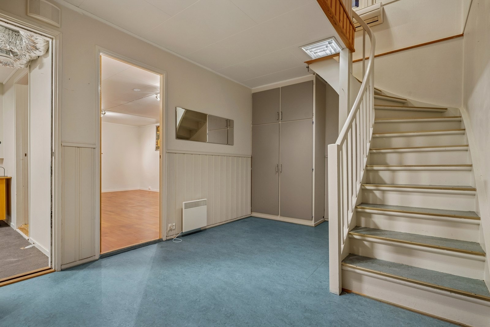 Videre inn i etasjen kommer man til en gang som fungerer som et naturlig bindeledd mellom rommene Galleribilde
