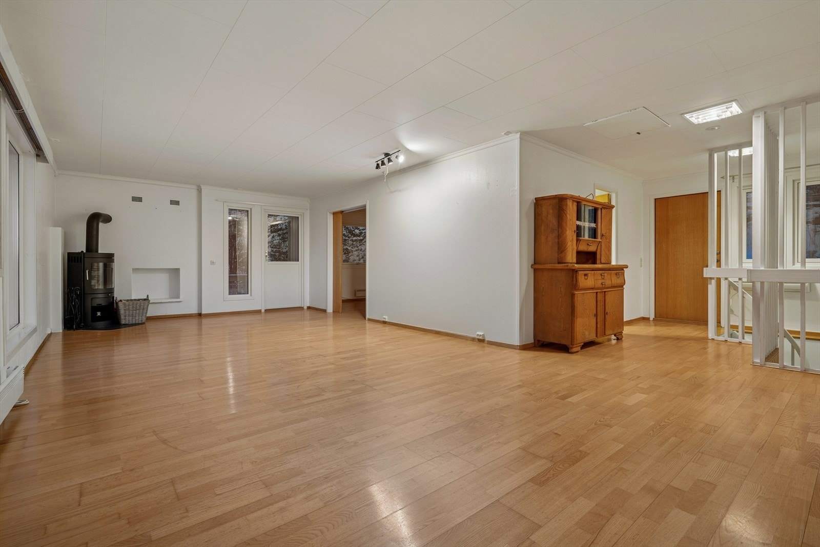 Stuen fremstår som romslig og innbydende, utført i lyse farger. Store vindusflater slipper inn rikelig med naturlig lys og skaper en luftig atmosfære i rommet Galleribilde