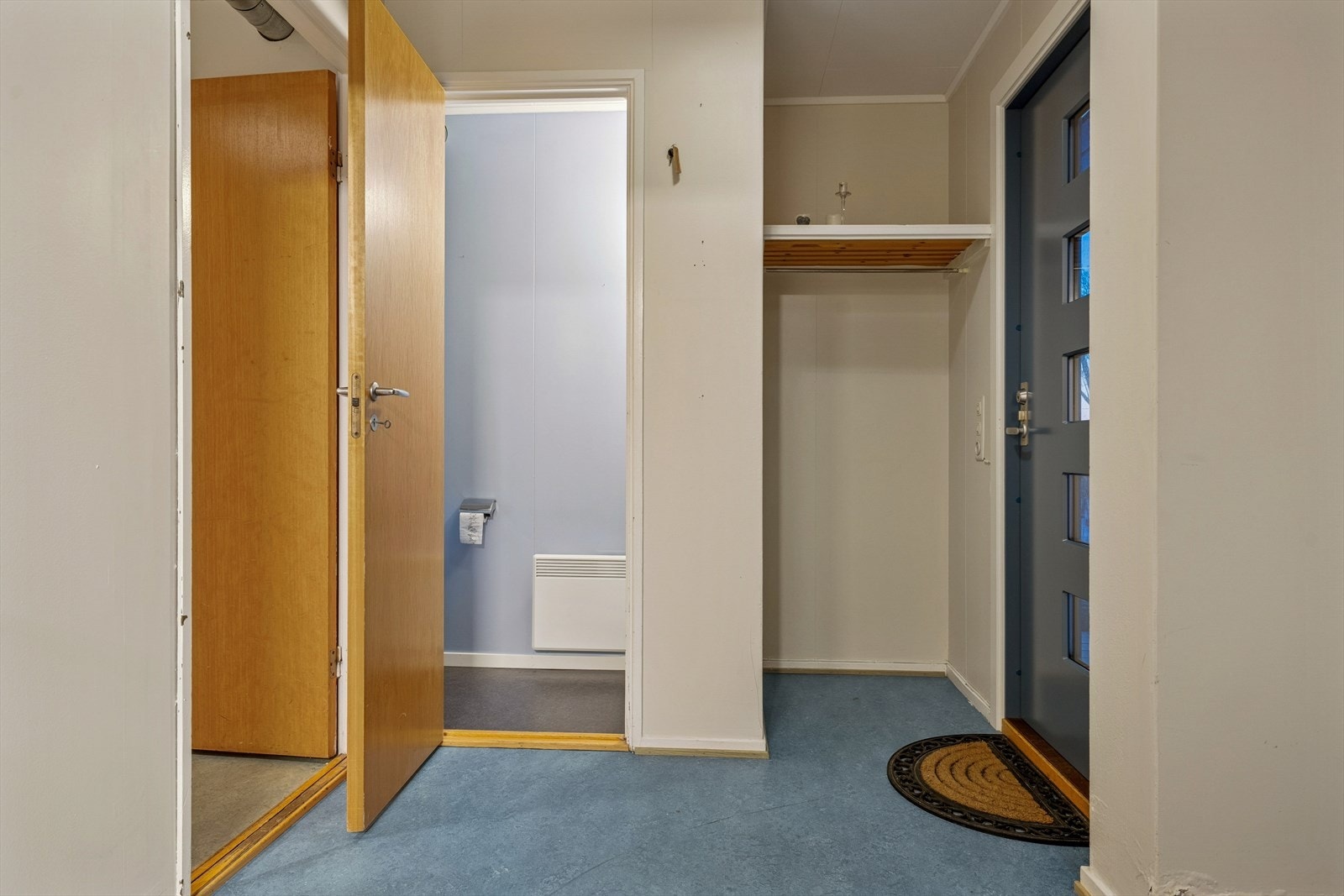 Her ønskes man velkommen inn i en praktisk entré med plass til å henge fra seg yttertøy og sko Galleribilde