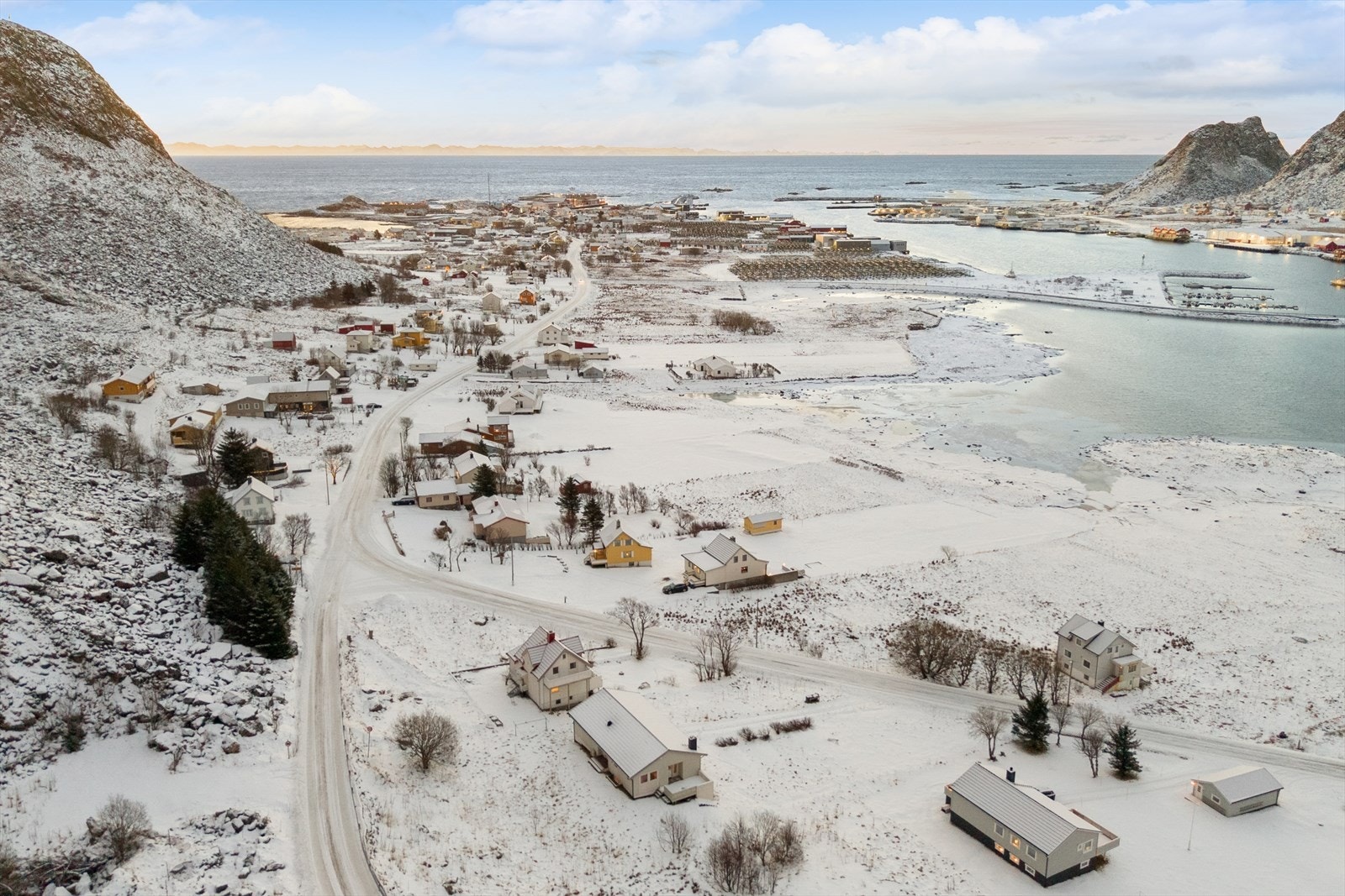 Eiendommen ligger i et rolig og naturnært område på øya, med kort avstand til både havet og de karakteristiske fjellformasjonene som preger landskapet Galleribilde