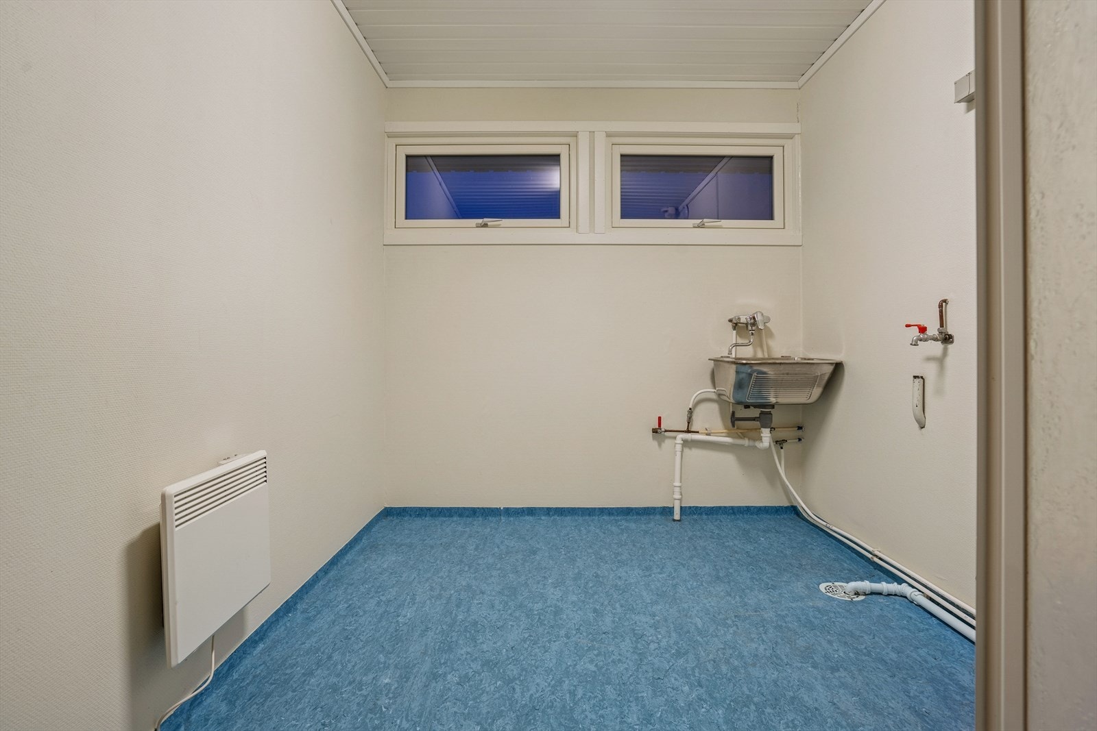 Badet er innredet med vinylbelegg på gulv, våtromsbelegg på veggene og panel i taket. Rommet er utstyrt med dusjkabinett, utslagsvask i stål og opplegg for vaskemaskin. Ventilasjonen skjer via elektrisk styrt vifte Galleribilde