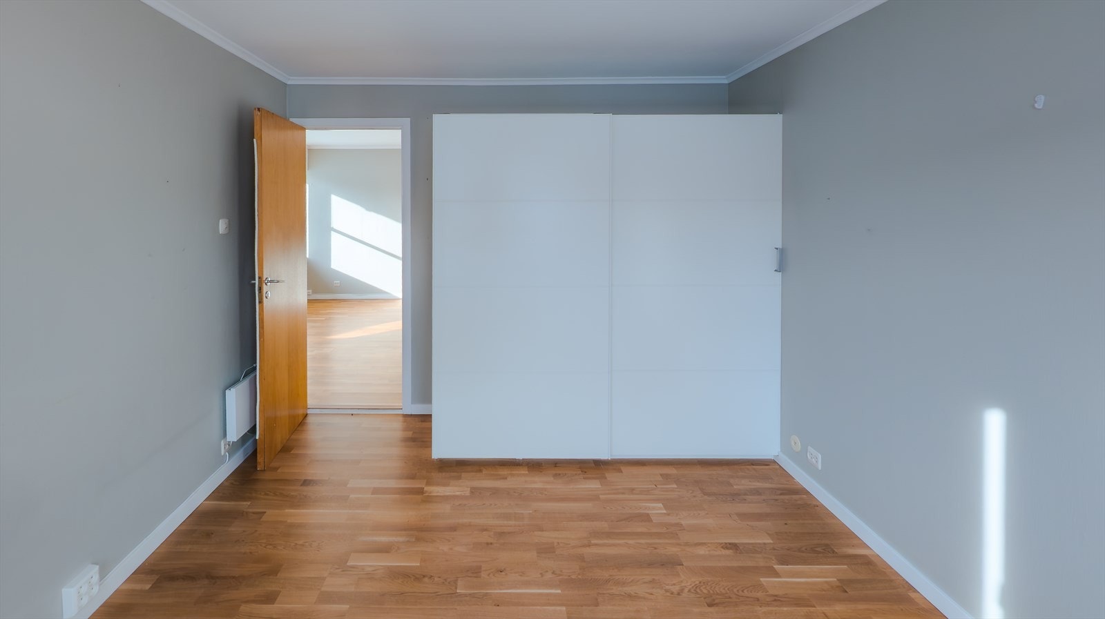 Skyvedørsgarderobe på hovedsoverom. Galleribilde