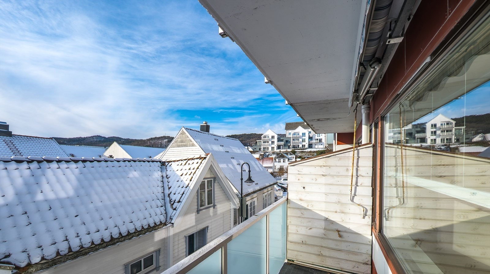 Balkongen ligger sør-vestvendt mot rolig sidegate. Galleribilde