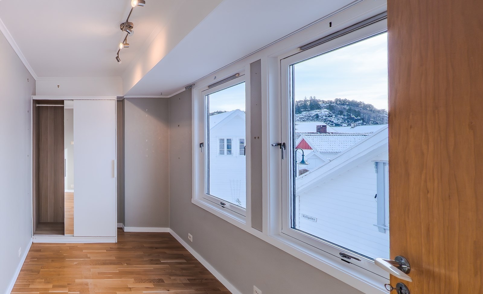Soverom 2 m/skyvedørsgarderobe Galleribilde