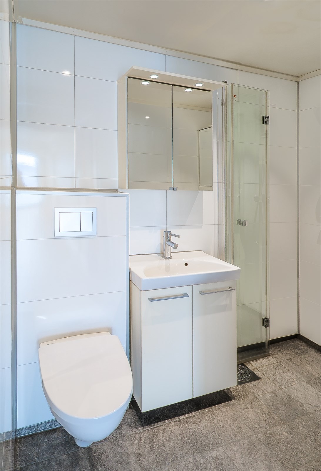 Badet er enkelt å gjøre rent med vegghengt wc og dushjørne. Galleribilde