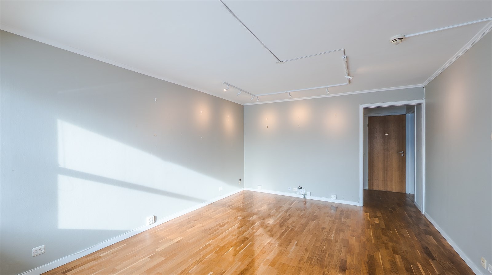 Gulvet er belagt med parkett. Galleribilde