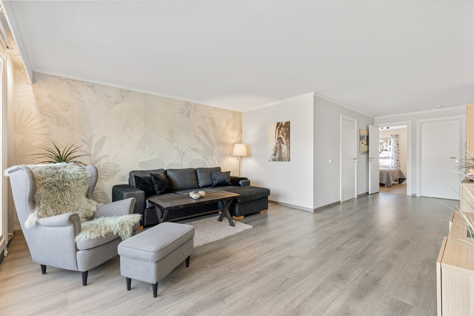 Lys og romslig stue med store vindusflater og godt lysinnslipp. Galleribilde