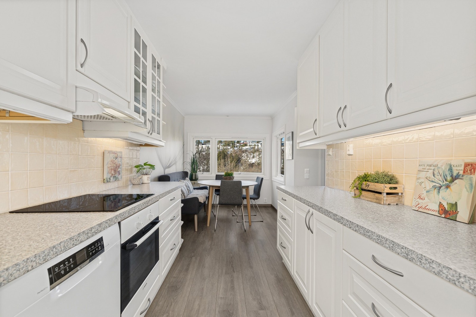 Kjøkken med funksjonell løsning og plass til spisebord. Galleribilde