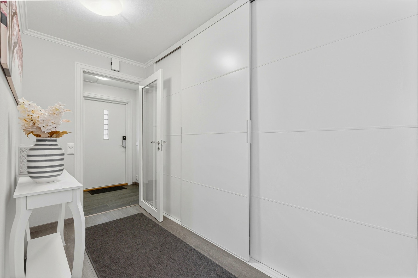 Romslig gang med stort garderobeskap Galleribilde