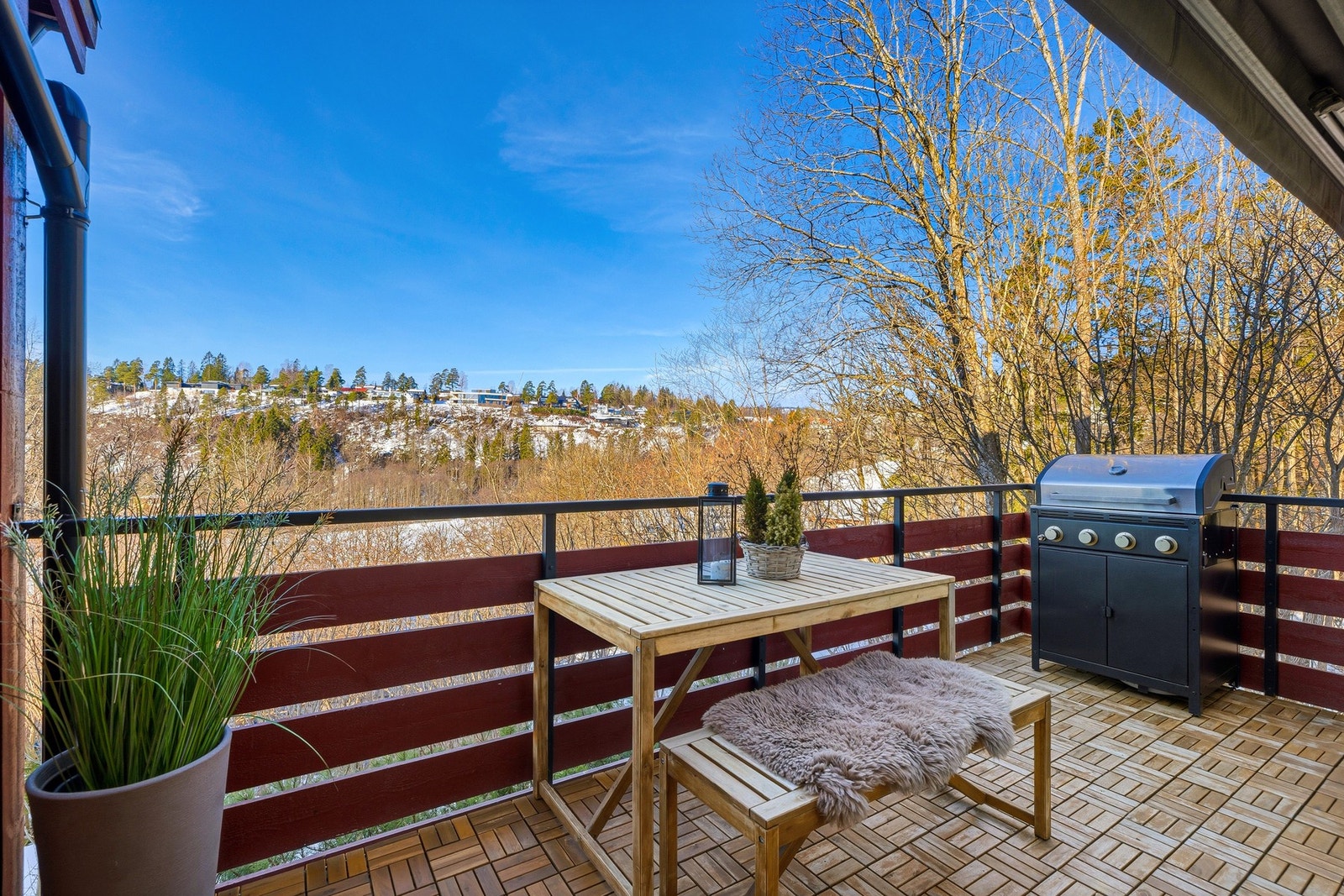 Vestvendt og solrik balkong med gode ettermiddags- og kvelds solforhold. Galleribilde