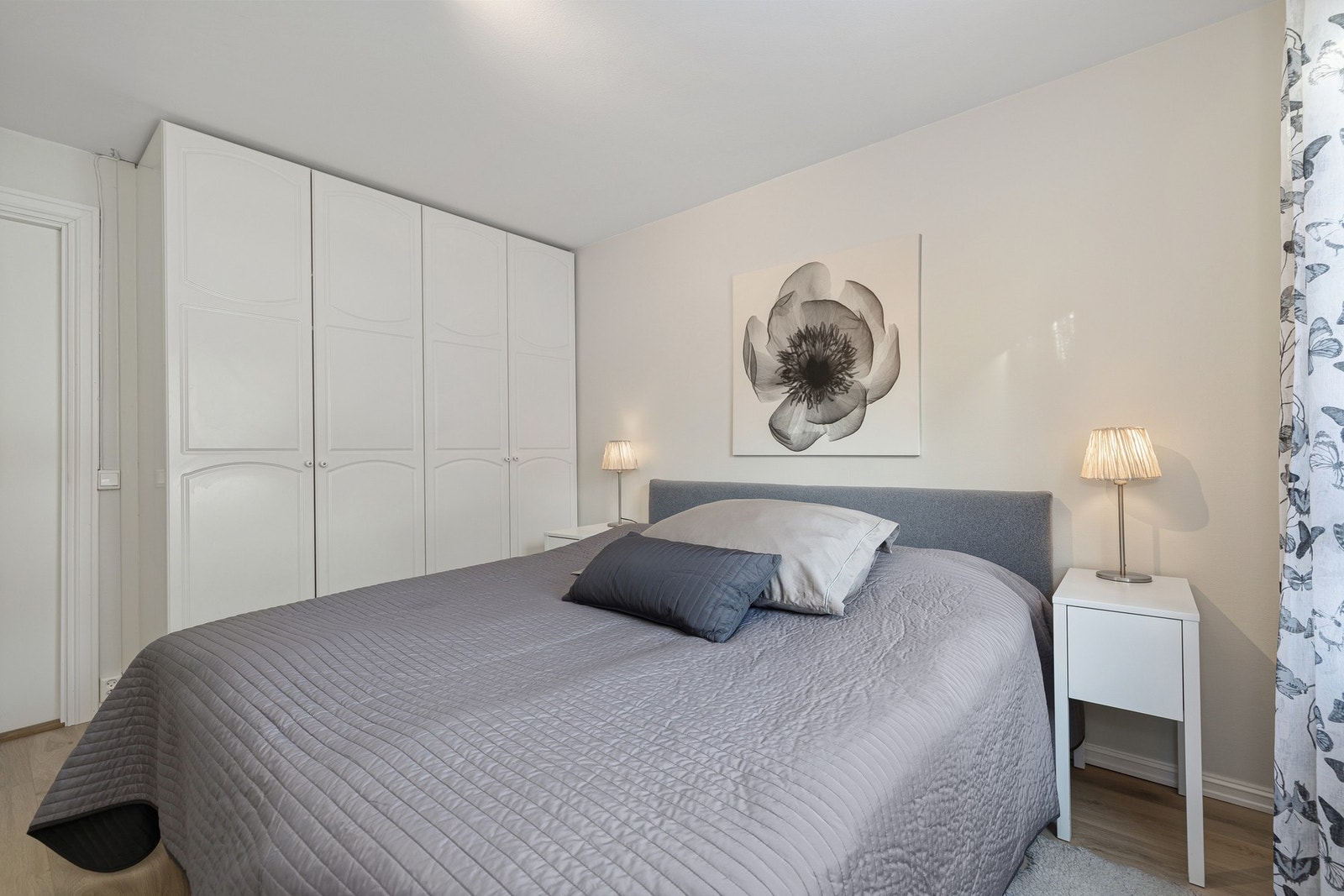 Hovedsoverom med gode garderobeskap for oppbevaring Galleribilde