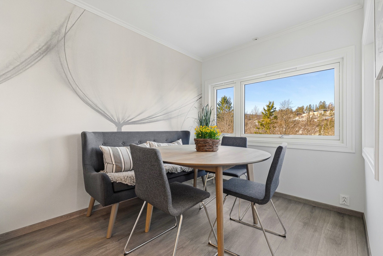 Hyggelig spiseplass med store vinduer og fint utsyn mot grønne omgivelser. Galleribilde