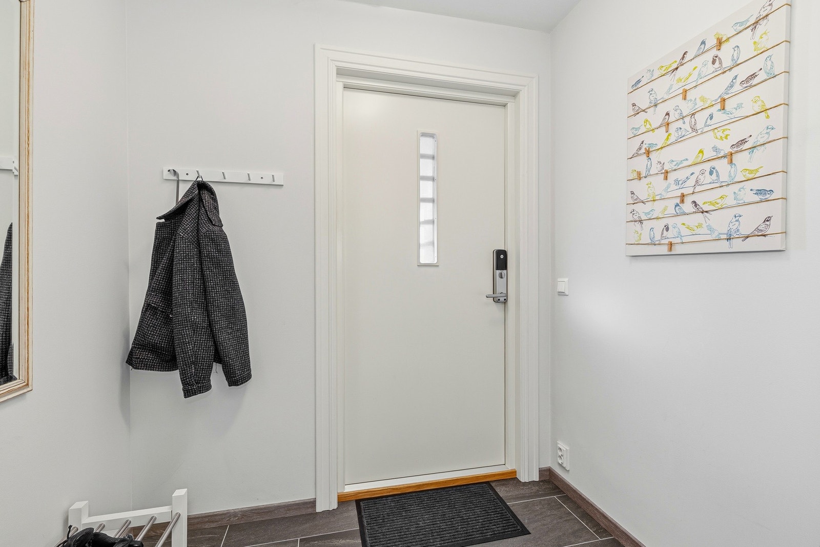 Entre/vindfang med varmekabler på gulv. Galleribilde