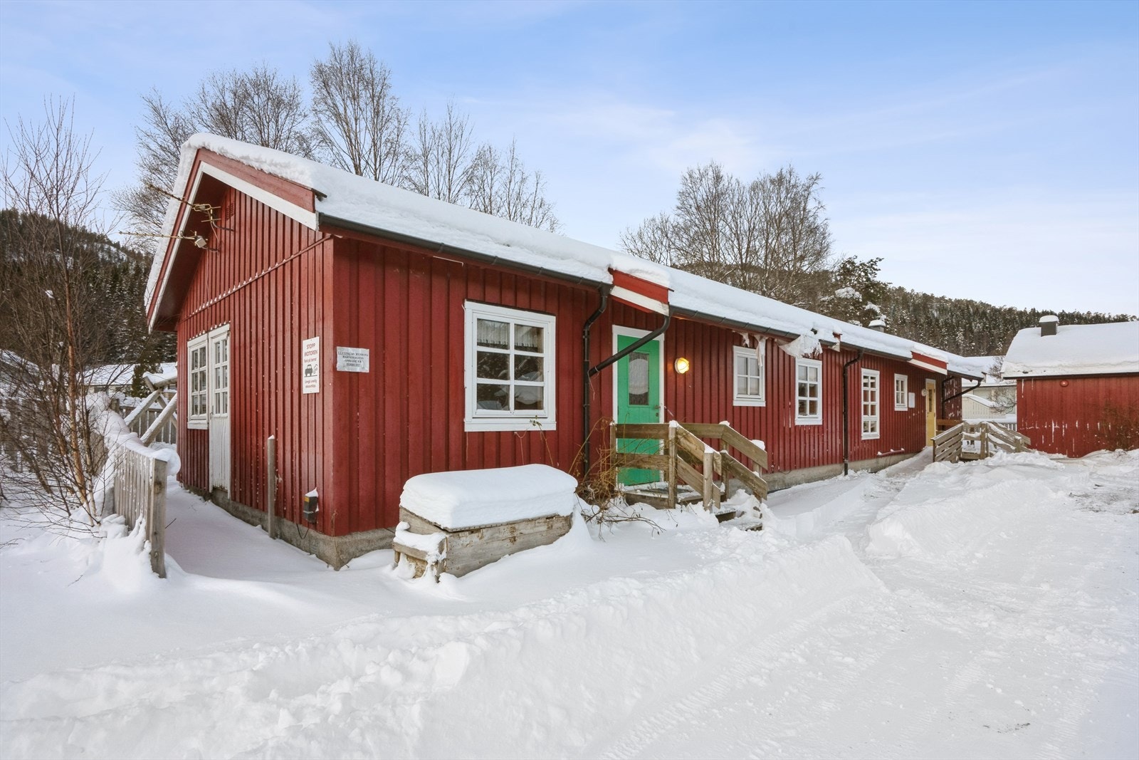 Velkommen til Fossbrennvegen 10 - 2 stk. boligbygg
(1994) på ett plan på romslig eiet tomt. Tidligere barnehage.
Renovering må påregnes. Foto: EFKT v/ Line Ottesen Berre Galleribilde