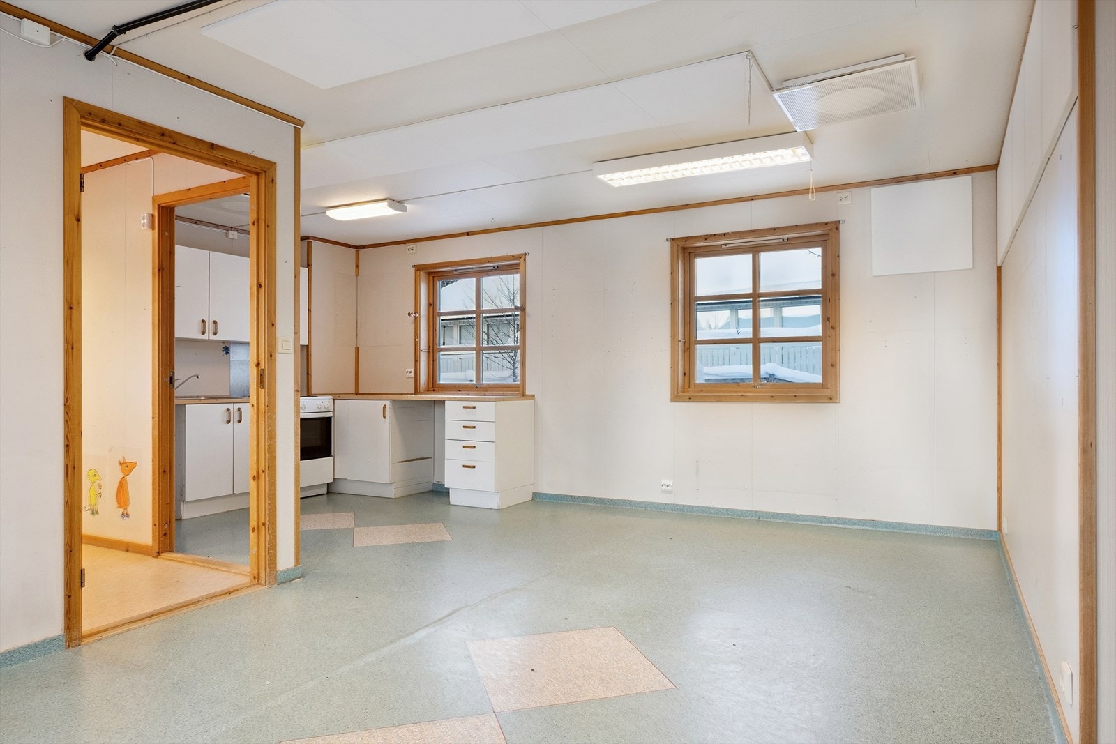 Bygget har tidligere vært benyttet som barnehage og selger opplyser at ny eier må søker bruksendring på eiendommen fra barnehage til boligformål. Galleribilde