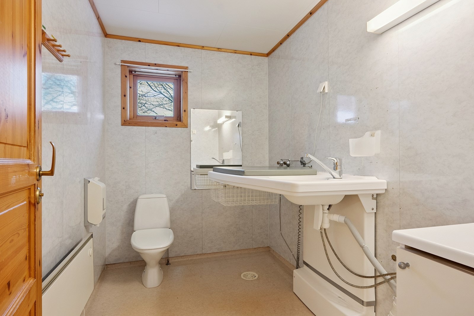 Tidligere barnehage. Selger opplyser at ny eier må søker bruksendring på eiendommen fra barnehage til boligformål. Det er også en rekkefølgebestemmelse (Opparbeidelse lekeplass) som må oppfylles ifbm med dette. Se eget punkt. vedr. regulering. Galleribilde